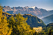 Sentiero naturalistico del Lucomagno (Svizzera). Sullo sfondo il gruppo dell'Adula la vetta pi alta del Canton Ticino.